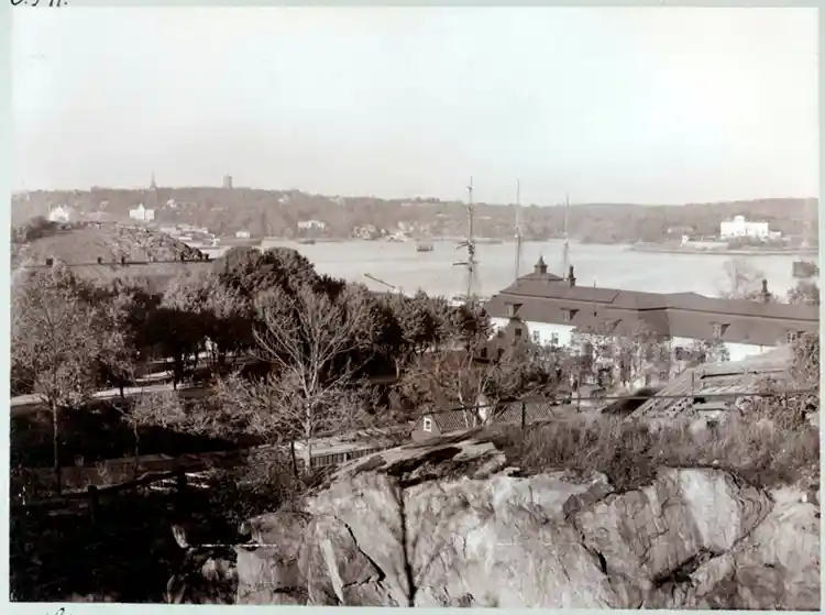 Utsikt från Danviksklippan, med Danviks hospital närmast t.h. I fonden Djurgården.