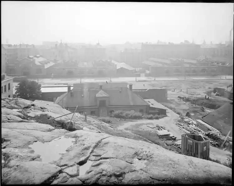 Spårvagnshallarna i kv. Spårvagnen och Provisorn från höjden vid Eriksbergsområdet. I bakgrunden Immanuelskyrkan