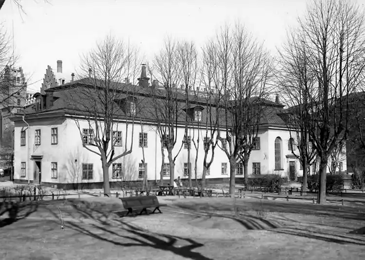 Danviken. Kyrkan och långa huset från väster.