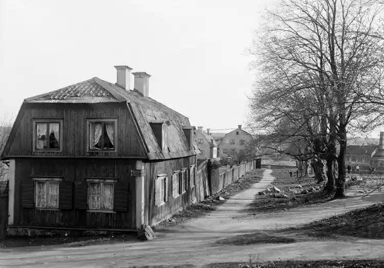 Trädgårdsgränd söderut från Kvastmakarbacken 3.