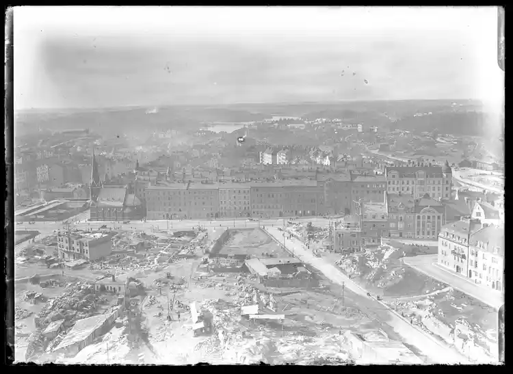 Utsikt från Engelbrektskyrkans torn mot Odengatan och Lärkstaden. I bakgrunden Vanadislunden och Ruddammen.