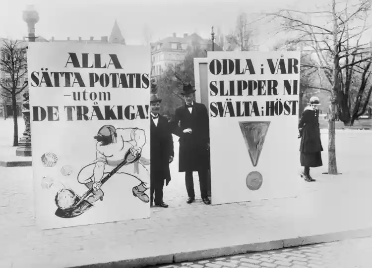 Skyltar om potatisodling. Berzelii Park. Uppmaning till potatisodling under första världskriget.