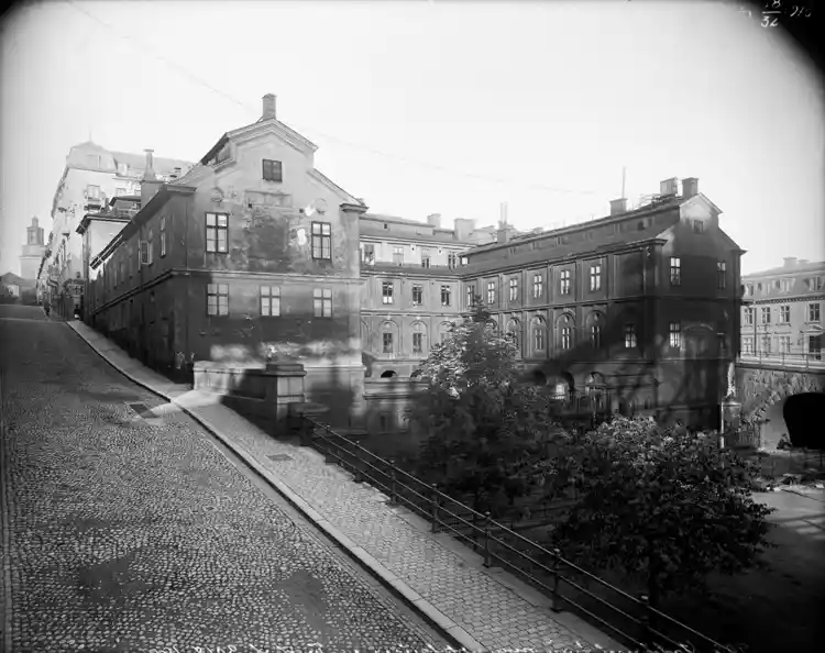 Södra stadshuset sett från öster. Till vänster Peter Myndes backe mot Götgatan.