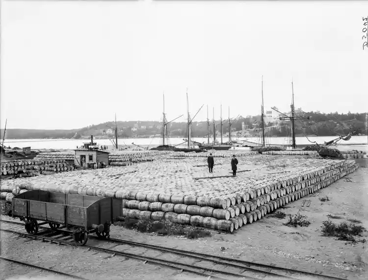 Upplag med tusentals silltunnor vid Värtahamnen. I fonden Villa Foresta.