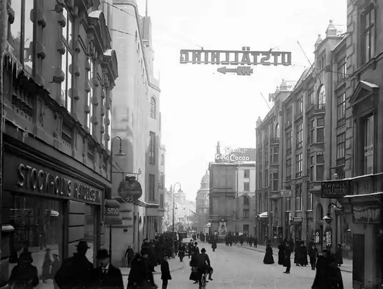 Hamngatan österut från Regeringsgatan.