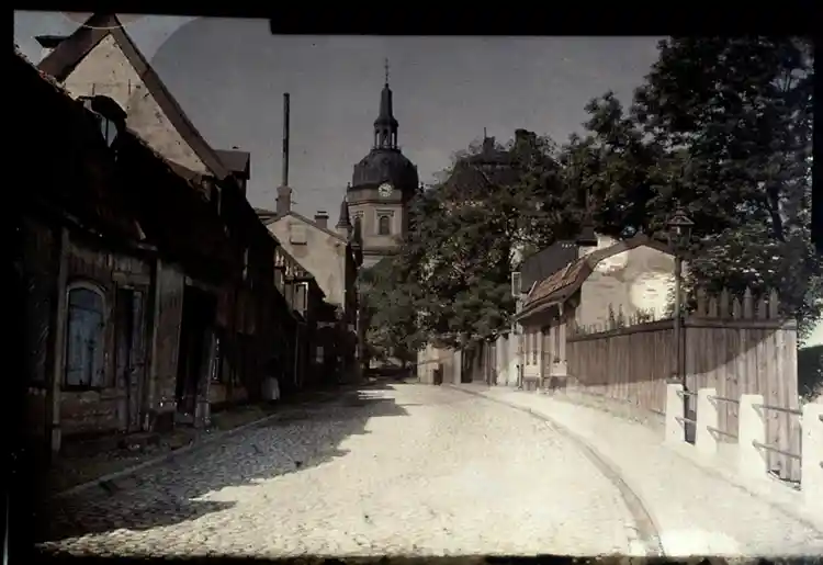 Fjällgatan (nuv. Mäster Mikaels Gata) västerut från Renstiernas Gata. I fonden Katarina Kyrka