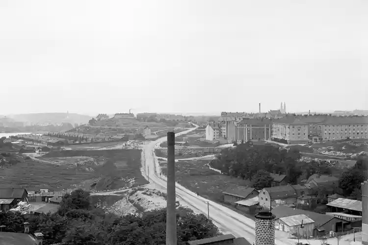 Utsikt från Åhlén o. Holms byggnad över Ringvägen, västerut från Götgatan. T.h. i bakgrunden nyuppförda bostadshus, Helgalunden. I fonden längst t.v. Årstabron.