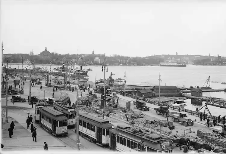 Vägarbeten på Östra Slussgatan. T.v. Karl Johans Torg. I fonden Skeppsholmen