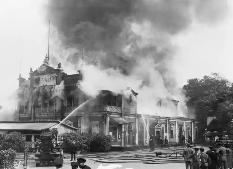 Den gamla Djurgårdsteaterns brand den 21 juni 1929.
