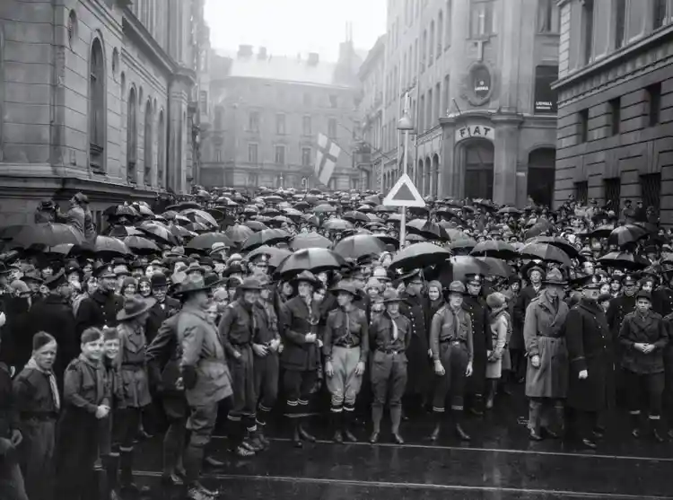 Folksamling på Arsenalsgatan österut från Kungsträdgårdsgatan i väntan på begravningståget med stoften efter de förolyckade från Andréexpeditionen
