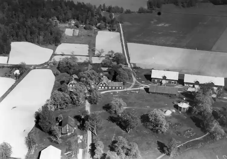 Flygfoto över Gribbylunds gård från väster