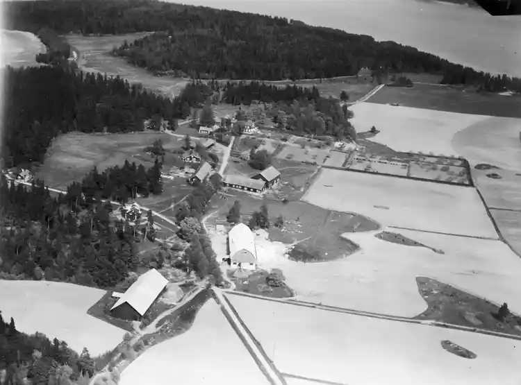 Flygfoto över Skålhamra gård