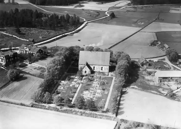 Flygfoto över Kårsta kyrka