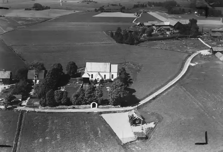 Flygfoto över Orkesta kyrka