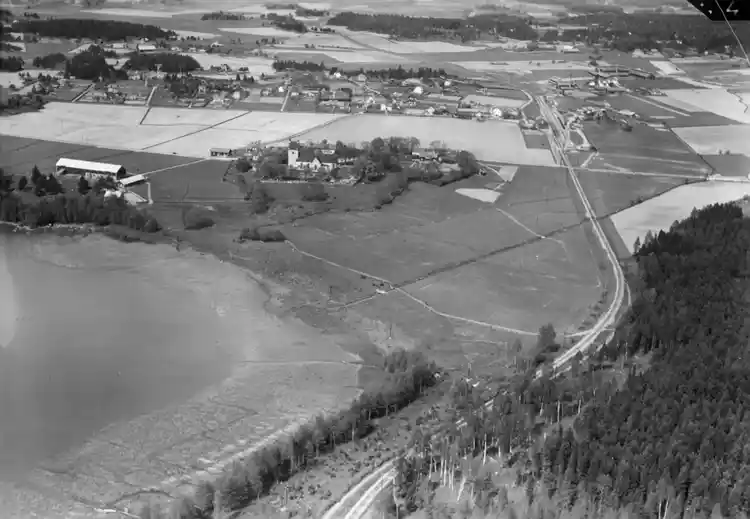 Flygfoto över Vallentuna kyrka