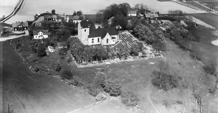 Flygfoto över Vallentuna kyrka