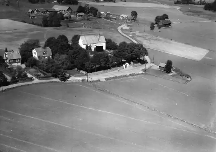Flygfoto över Orkesta kyrka