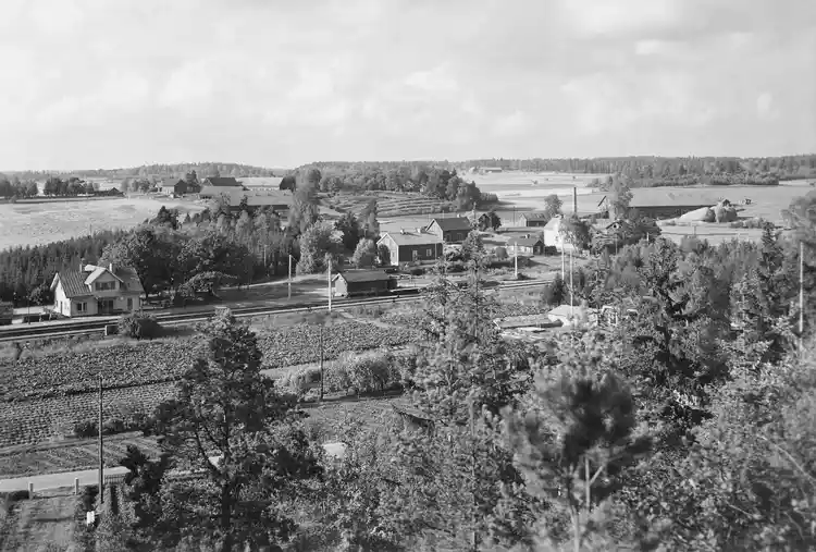 Kårsta järnvägsstation med omgivningar