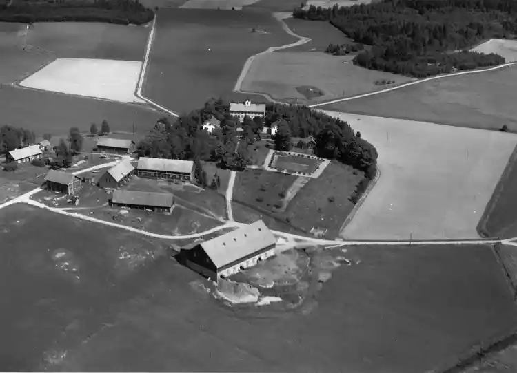 Flygfoto över Kårsta med Backa gård