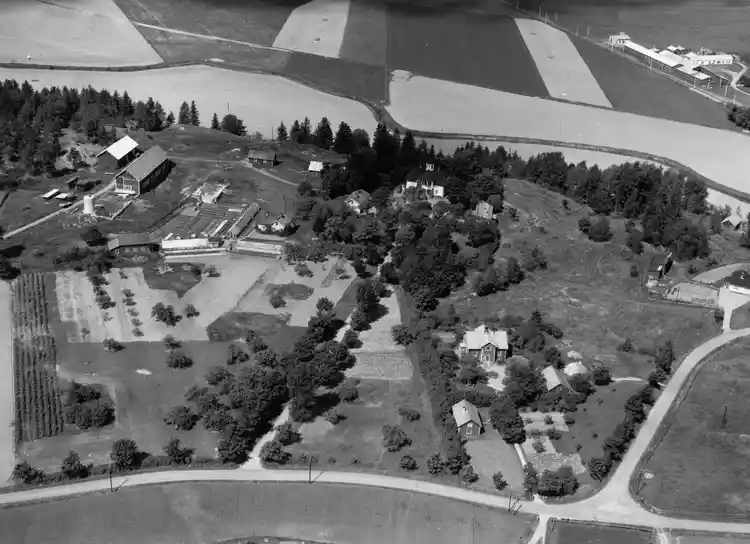 Flygfoto över Kårsta med Ekskogen