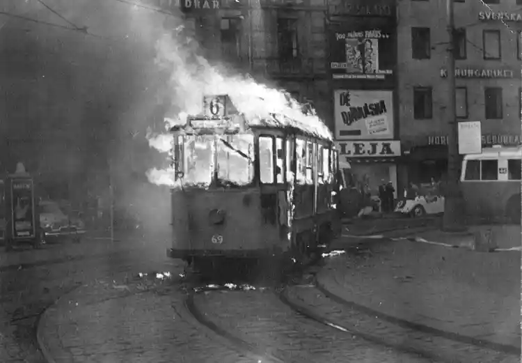 Brand i spårvagn på Norrmalmstorg år 1955