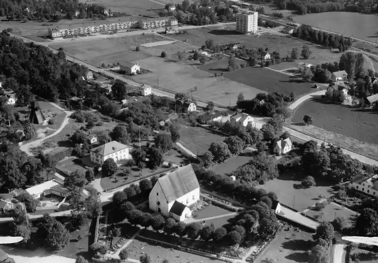 Flygfoto över området vid Täby kyrka och österut