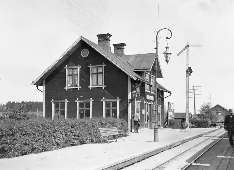 De typiska lyktstolparna "Lux" fotogenglödljus, 100 normalljus (Fabriken sedermera omdöpt "Elektrolux") Sådana stolpar finns ännu 1966 i drift fast elektrifierade.