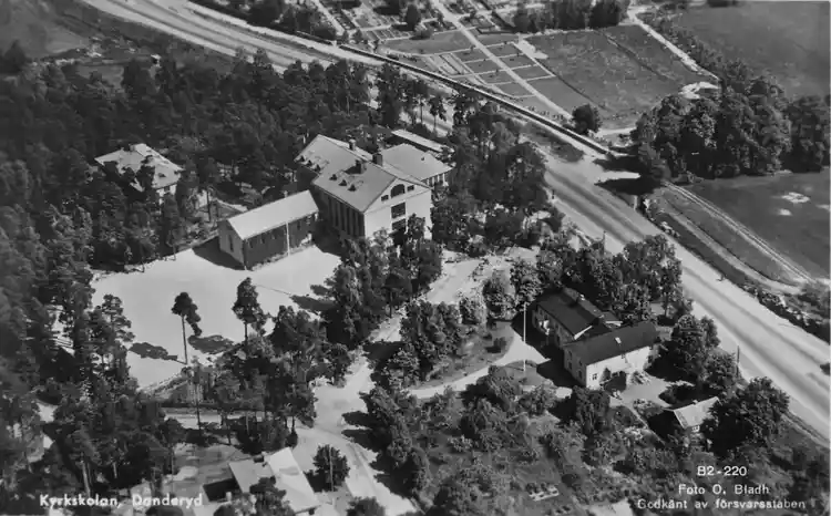 Flygfoto över Kyrkskolan i Danderyd