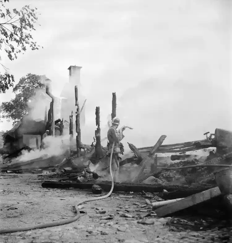 Koppartälten i Haga brinner