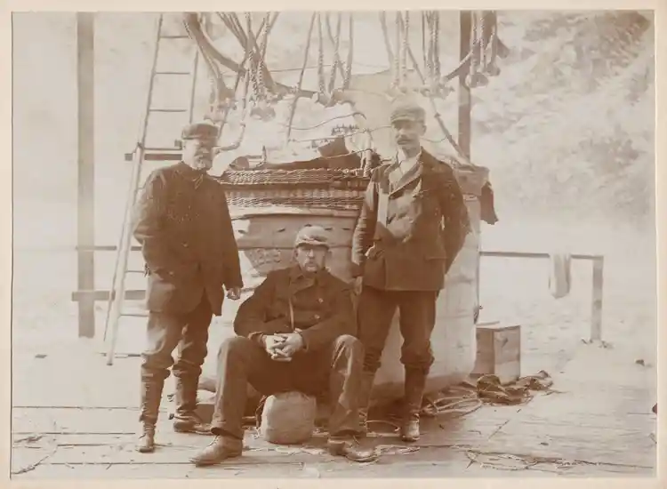 T v Nils Ekholm, A. S. Andrée sittande och Nils Strindberg vid ballongkorgen.